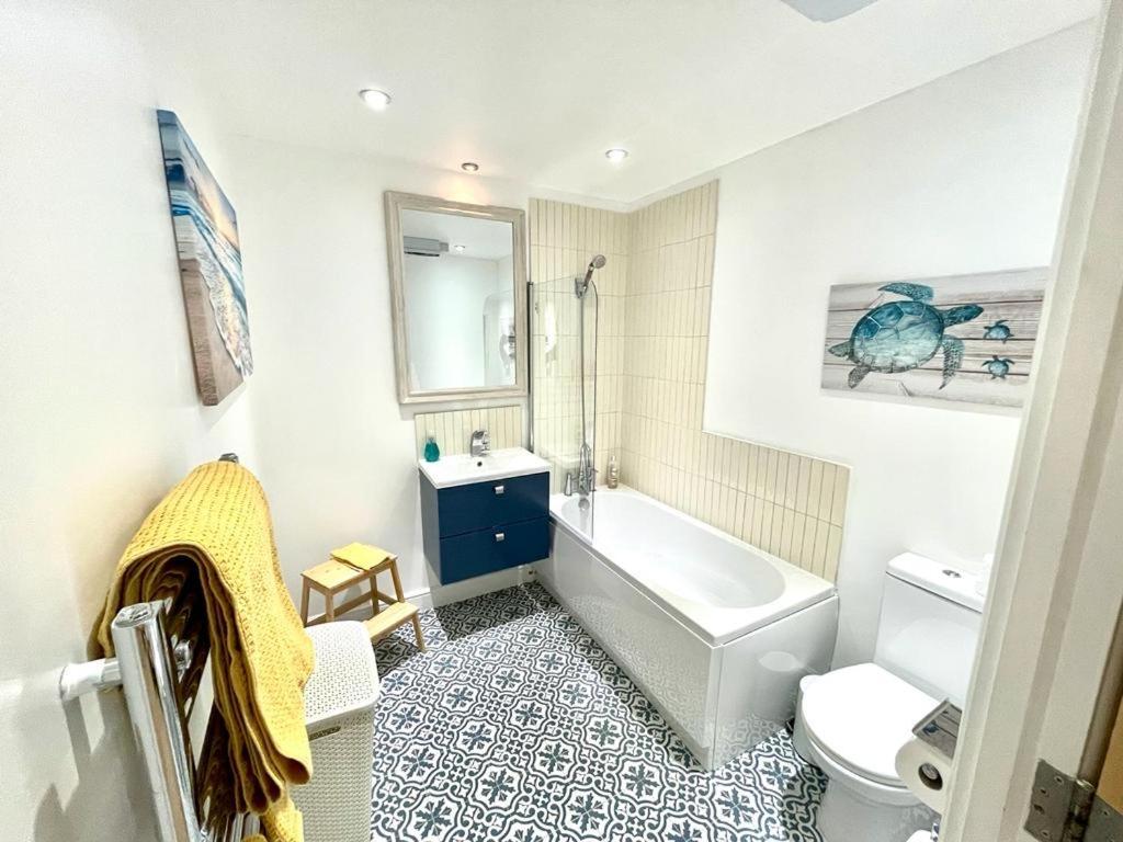 Cosy 1 Bedroom Apartment With Balcony Near Chiswick Лондон Екстер'єр фото